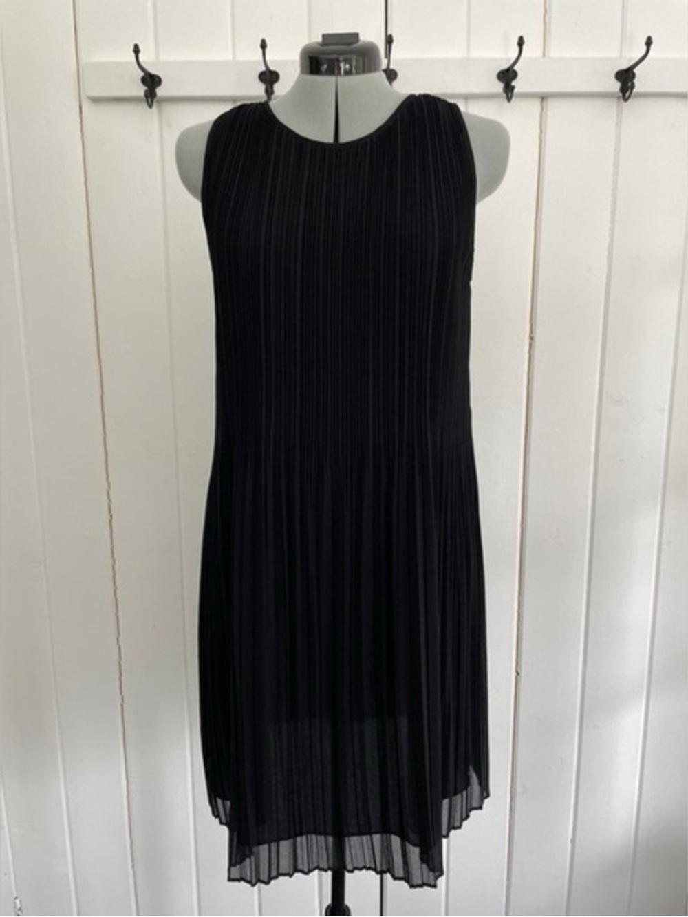 Black Pleated Sleeveless Shift Dress
